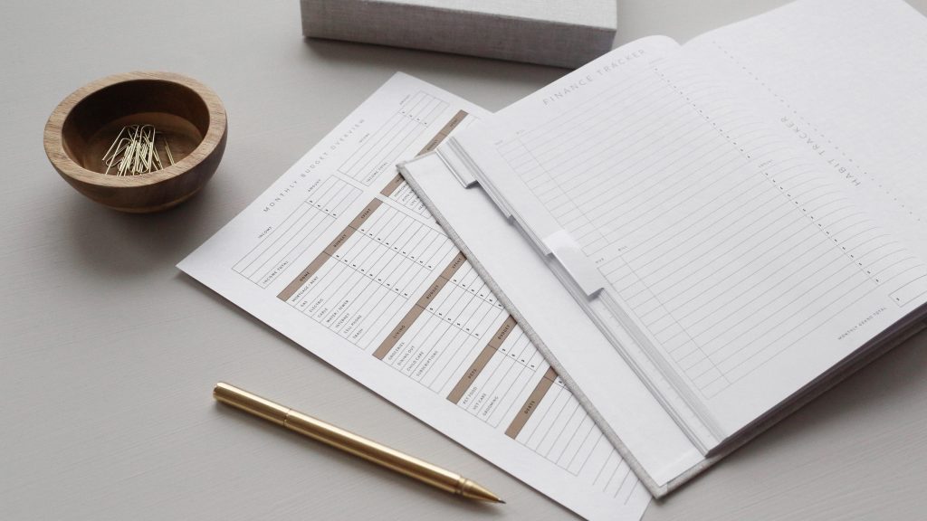 Calendrier et agenda sur un bureau avec un stylo et un bol à trombones