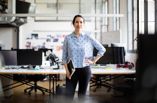 Jeune femme dans un local de bureaux