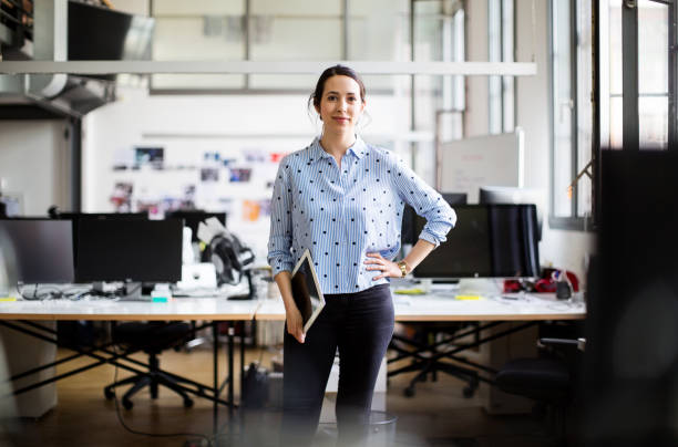 Jeune femme dans un local de bureaux