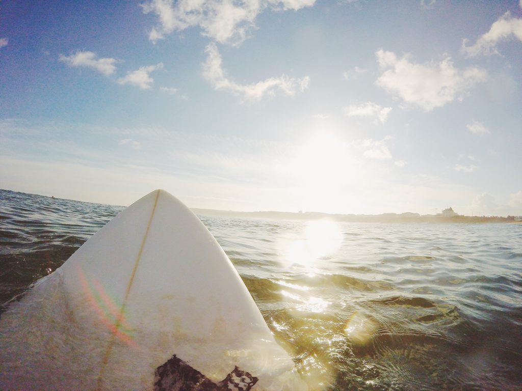 Vue depuis une planche de surf au milieu de l'océan