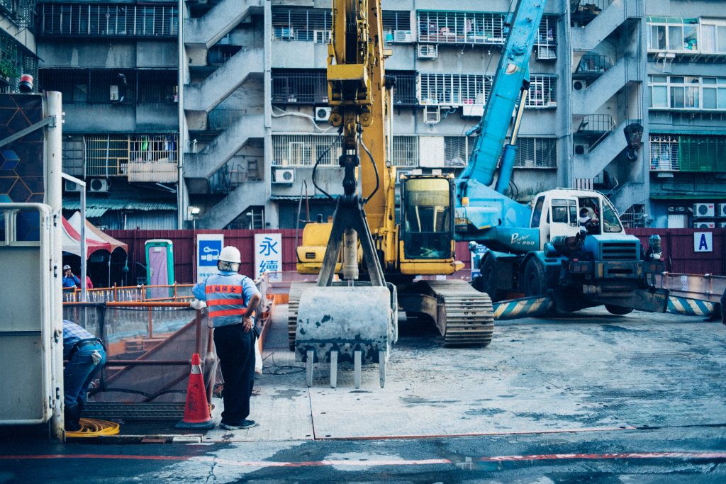 Chantier devant un immeuble