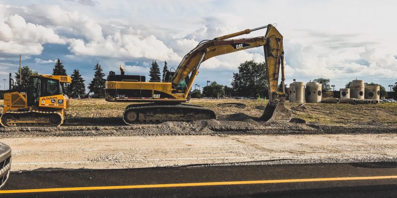 Une pelleteuse sur le bord de la route