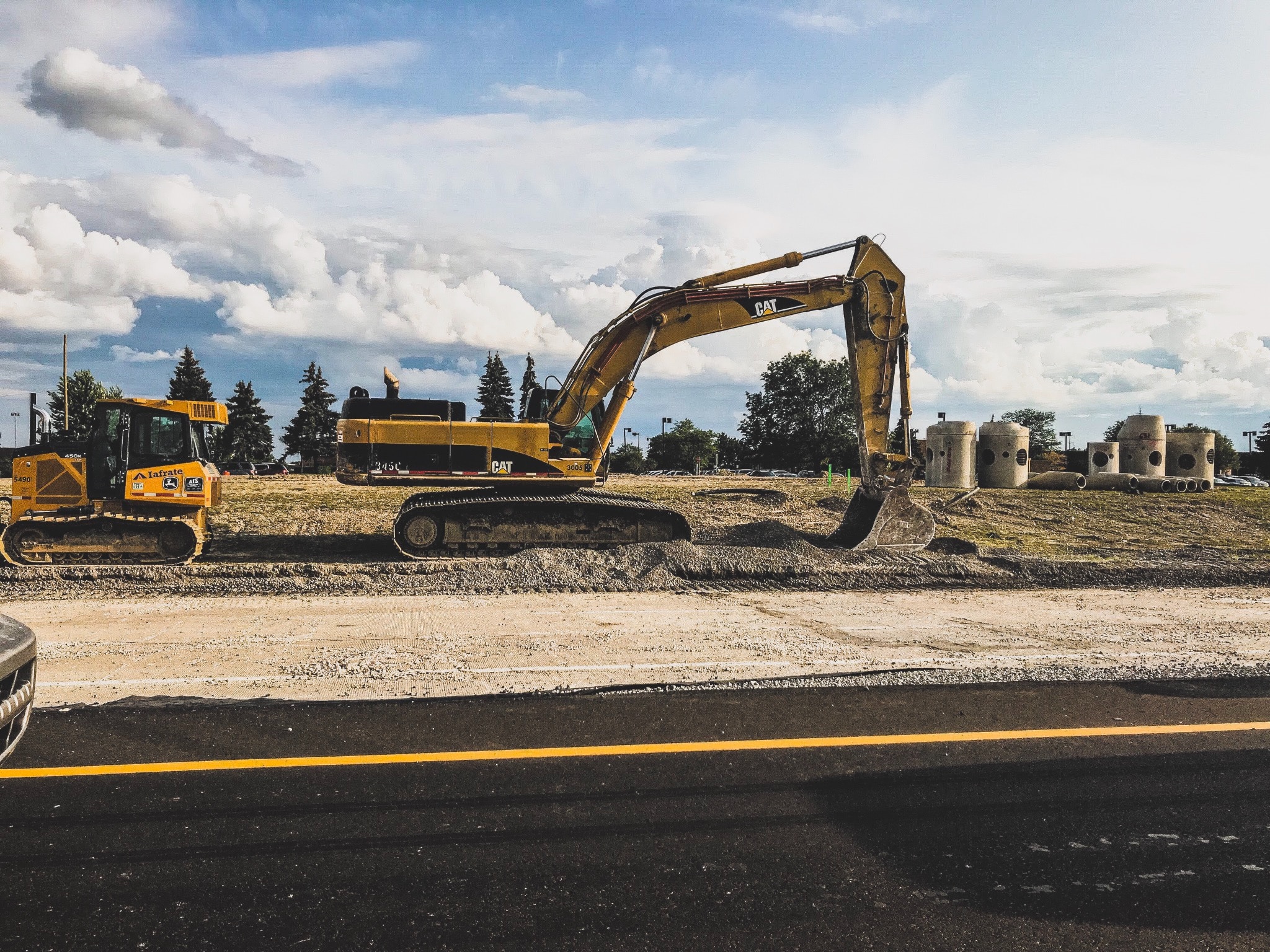 Une pelleteuse sur le bord de la route