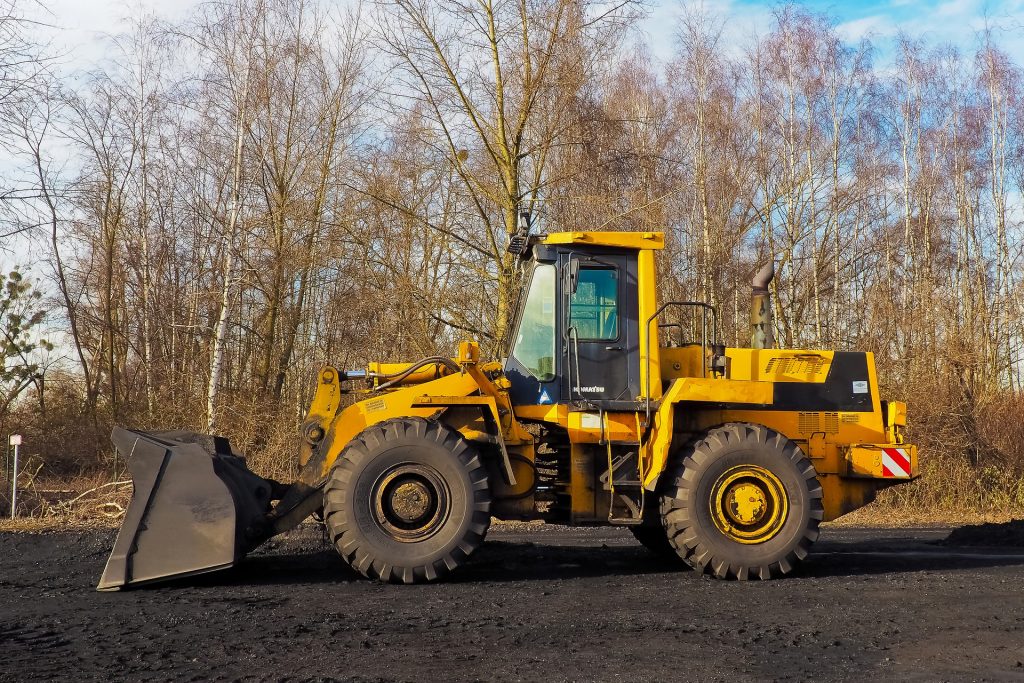 Un tractopelle jaune