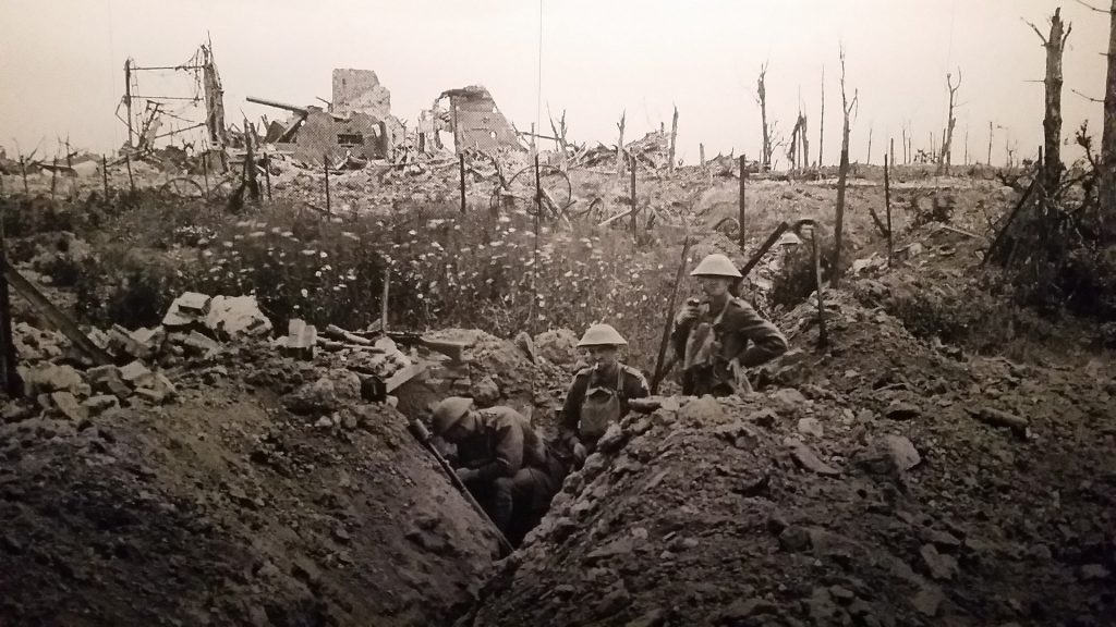 Des soldats dans une tranchée pendant la première guerre mondiale