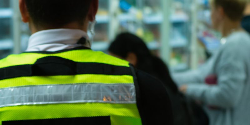 Un agent de securité dans un supermarché