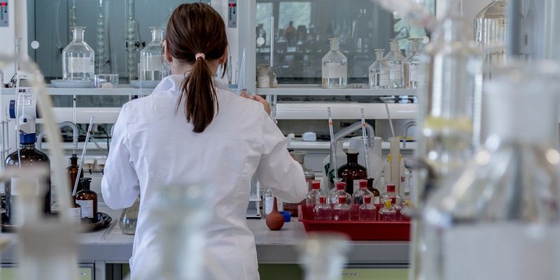 femme en blouse blanche travaillant dans un laboratoire