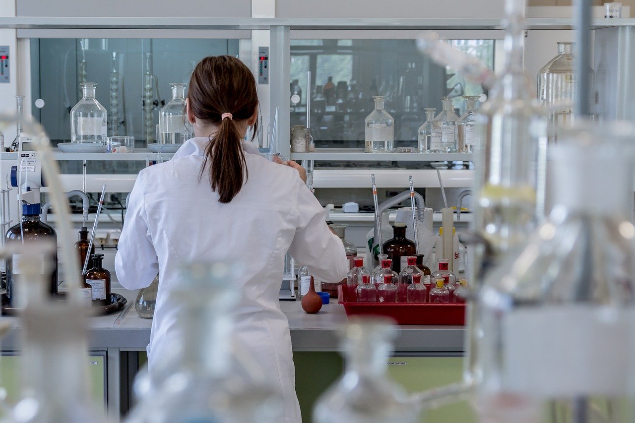 femme en blouse blanche travaillant dans un laboratoire