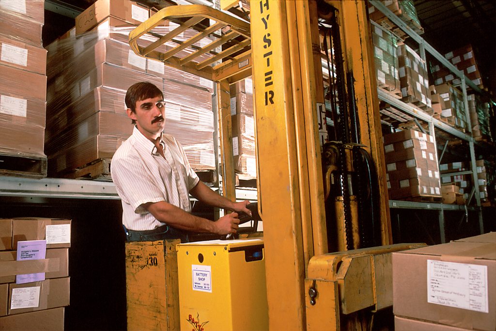 Un transpalette dans un entrepôt logistique