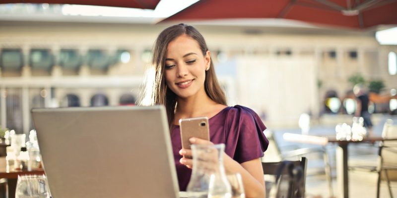 Femme devant son ordinateur et smartphone