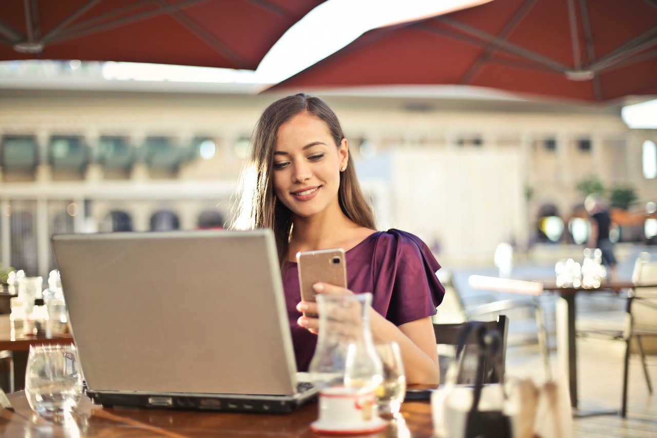 Femme devant son ordinateur et smartphone