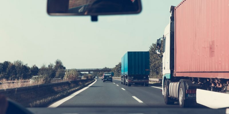 deux camions de marchandises sur une route à deux voies