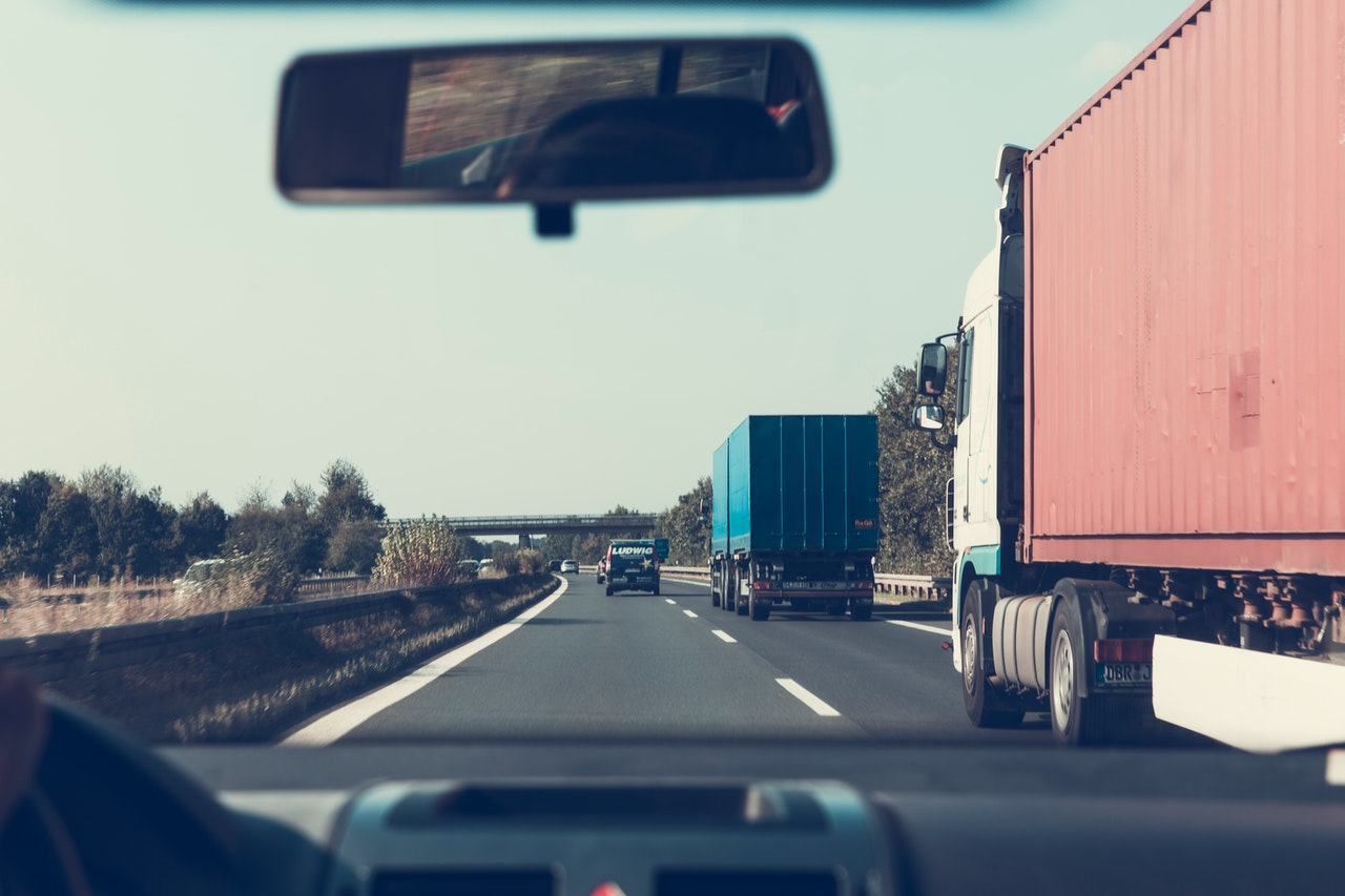 deux camions de marchandises sur une route à deux voies