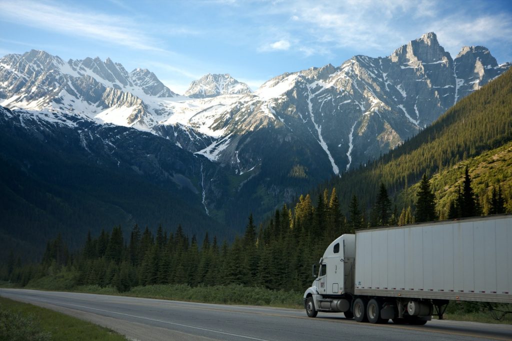 camion de marchandises sur une route de montagne