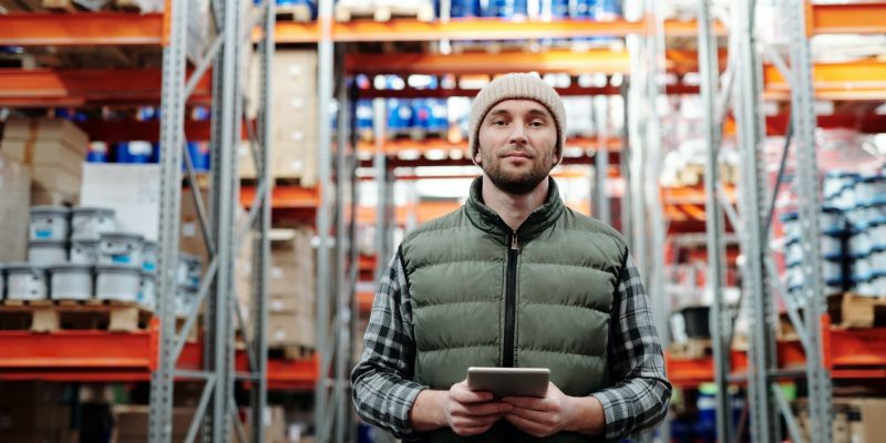 travailleur dans un entrepôt de logistique