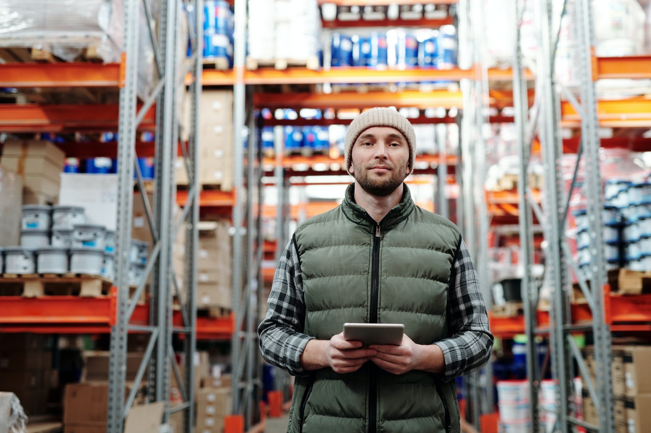 travailleur dans un entrepôt de logistique